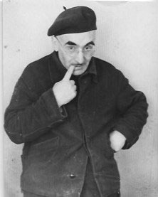 Der Vater zuzelt an seinem Zeigefinger Der Vater zuzelt an seinem Zeigefinger