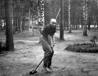 Vater reitet auf einem Besen, im Hintergrund Wald Vater reitet auf einem Besen, im Hintergrund Wald