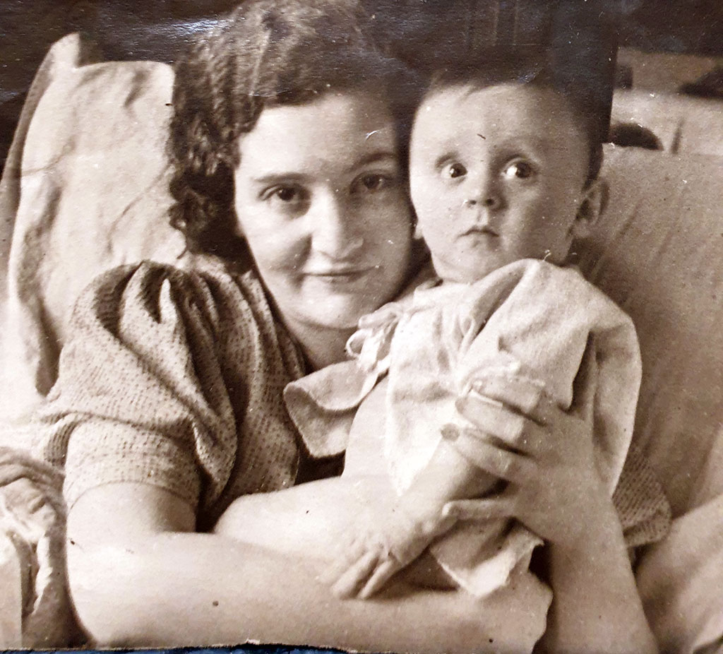 Gleb als Kleinkind in den Armen von Tante Nina in der Tschaikowsky-Straße Gleb als Kleinkind in den Armen von Tante Nina in der Tschaikowsky-Straße