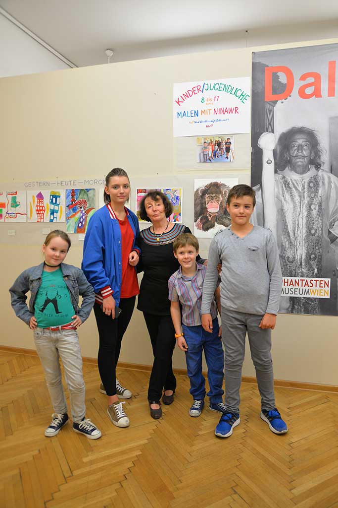 Ausstellung der Sch&uuml;lerarbeiten im Phantasten Museum. Foto in der Ausstellung