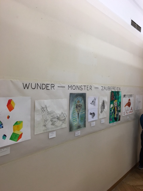 Ausstellung der Sch&uuml;lerarbeiten im Phantasten Museum, Thema &bdquo;Wunder, Monster, Zaubereien&ldquo;