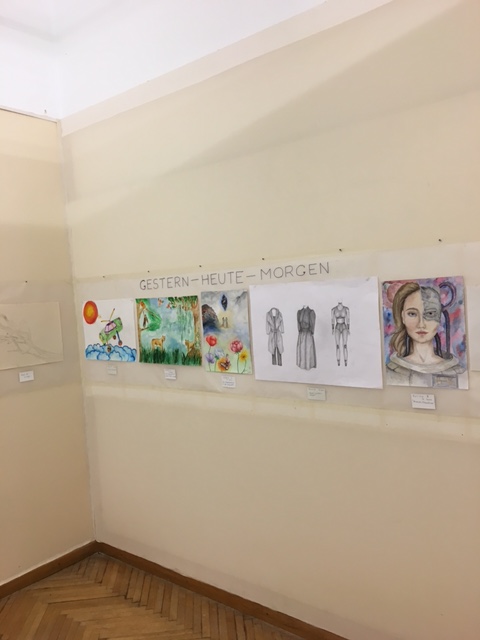 Ausstellung der Sch&uuml;lerarbeiten im Phantasten Museum, Thema &bdquo;Gestern, Heute Morgen&ldquo;