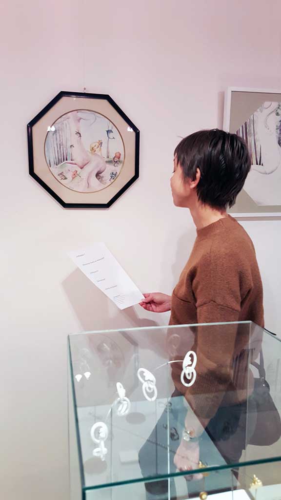 Junge Zuscheuerin studiert das Bilderverzeichnis