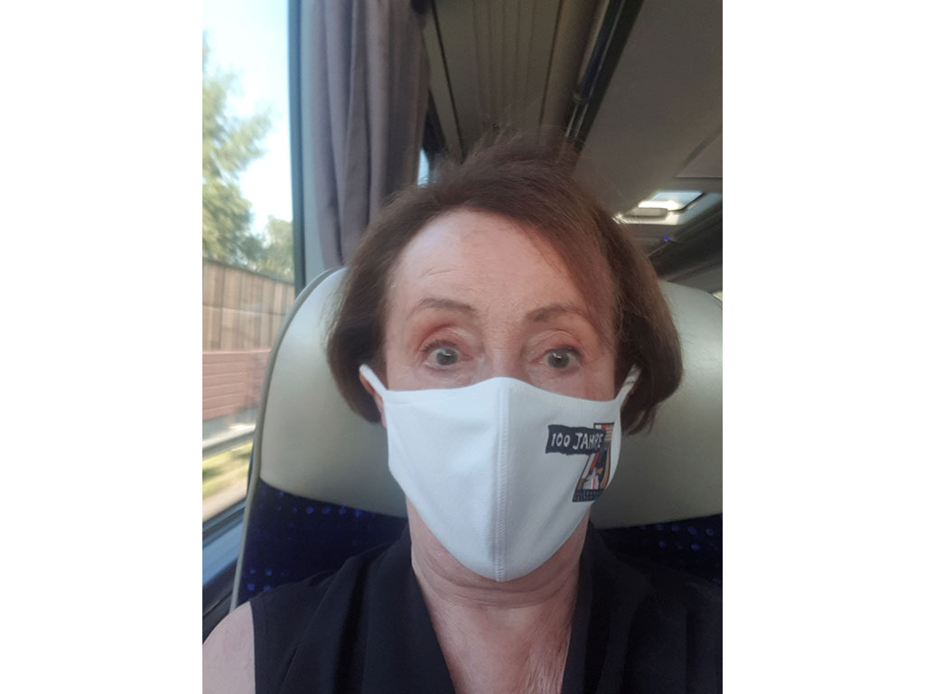 Фотография Нины ВР в автобусе по дороге из Вены в Кремс на открытие выставки