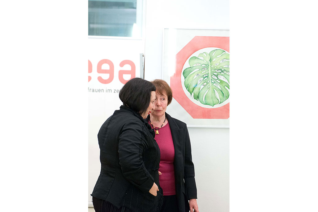 Julya Rabinowich und NinaWR vor dem Bild „Ein Blatt namens Argus“