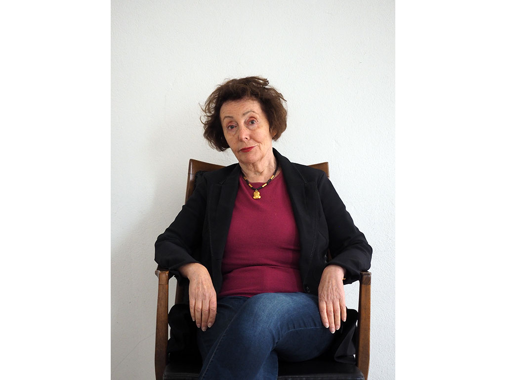 NinaWR sitzt im Sessel in der Galerie „derkunstraum“, Großaufnahme