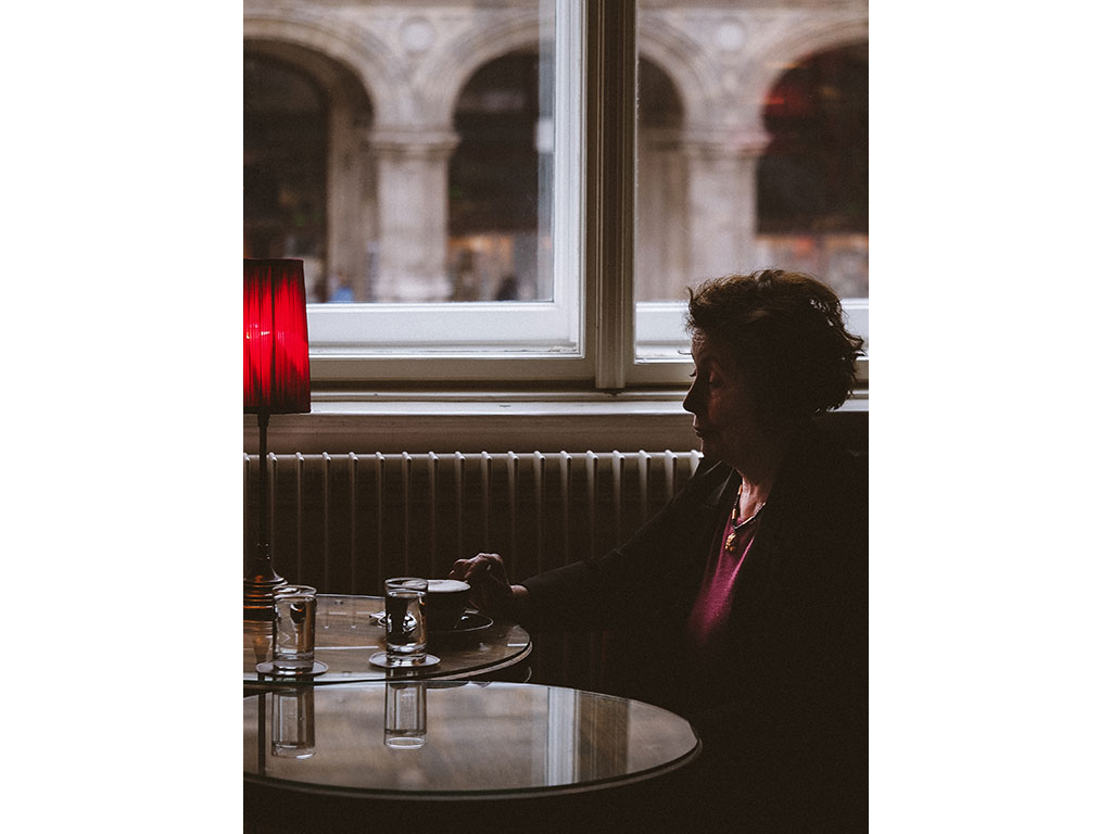 NinaWR am Fenster im Cafe Gerstner mit dem Blick auf Wiener Staatsoper