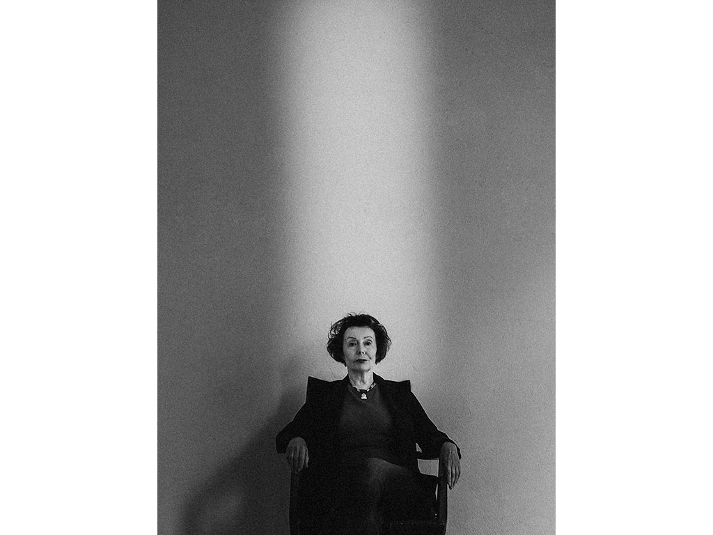 Foto NinaWR im Sessel mit dem Lichtstrahl über ihrem Kopf