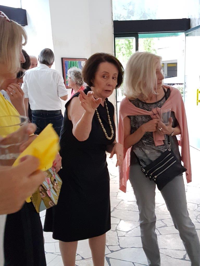 Вопросы посетительницы выставки